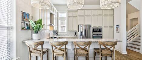 Geladeira, micro-ondas, fogão, cooktop