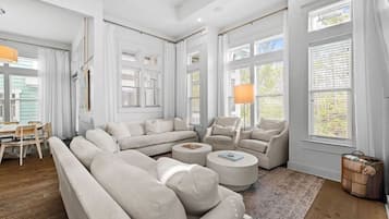 Een televisie en een open haard