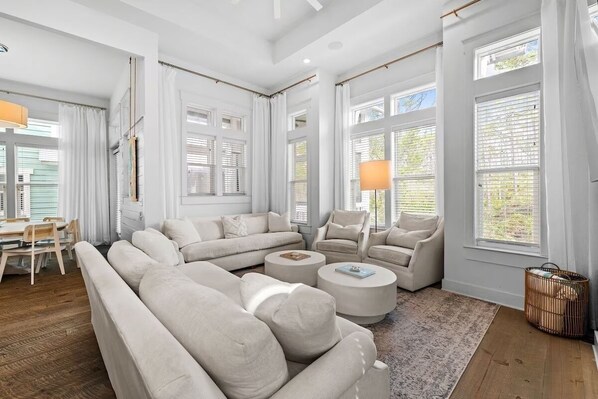 Een televisie en een open haard