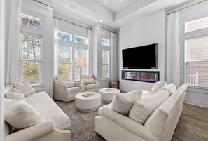 Een televisie en een open haard