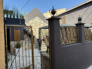 Maison | Enceinte de l’hébergement