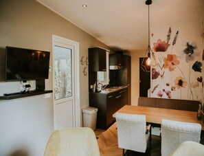 House | Dining - Charming 5-person Bee Lodge in the Woods (Balkbrug)