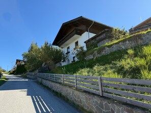 House | Pemandangan dari hartanah