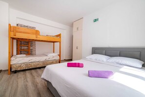 1 chambre, fer et planche à repasser