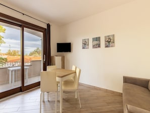 Apartment | Living room - Air-conditioned Apartment With Private Parking (Badesi)
