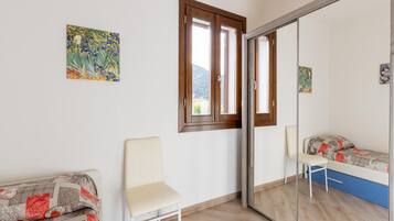 LÀgenhet | 2 sovrum, unika möbler och sÀngklÀder