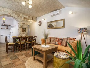 Villa | Living room - Rustic Villa With Pool Near Krka Park (Stankovci)