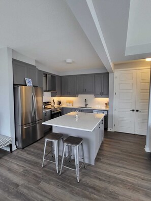 Full-size fridge, microwave, stovetop, dishwasher