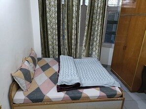 豪華雙人房, 山景 | 記憶棉床墊、房內夾萬、書桌、手提電腦工作空間