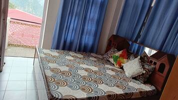 Habitación doble Deluxe, vista a la montaña | Caja de seguridad en la habitación y escritorio