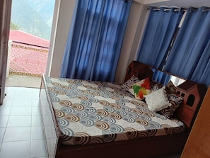 华丽双人房, 山景 | 客房内保险箱、办公桌、笔记本电脑工作区、遮光窗帘