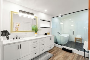 Shower, hair dryer, towels, soap - Modern Fully Remodeled 3 Bedroom Gem with a Hot Tub and Close to Everything (Sedona)