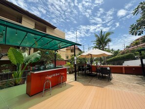 تناول الطعام بالخارج