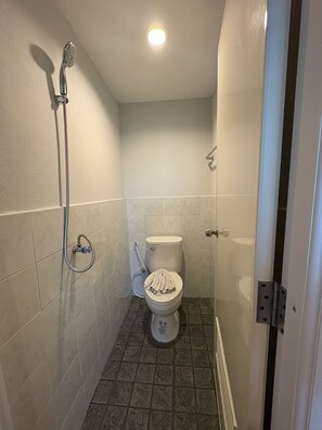 تجهيزات دش، مناشف، صابون، ورق حمّام