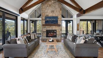 Smart TV, chimenea, oficina y monitor de computadora