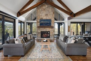 Smart TV, fireplace, offices, computer monitors - Luxury Home 2225 In Resort I Private Hot Tub I Great Views I Best Price I Discounted Attractions (Winter Park)