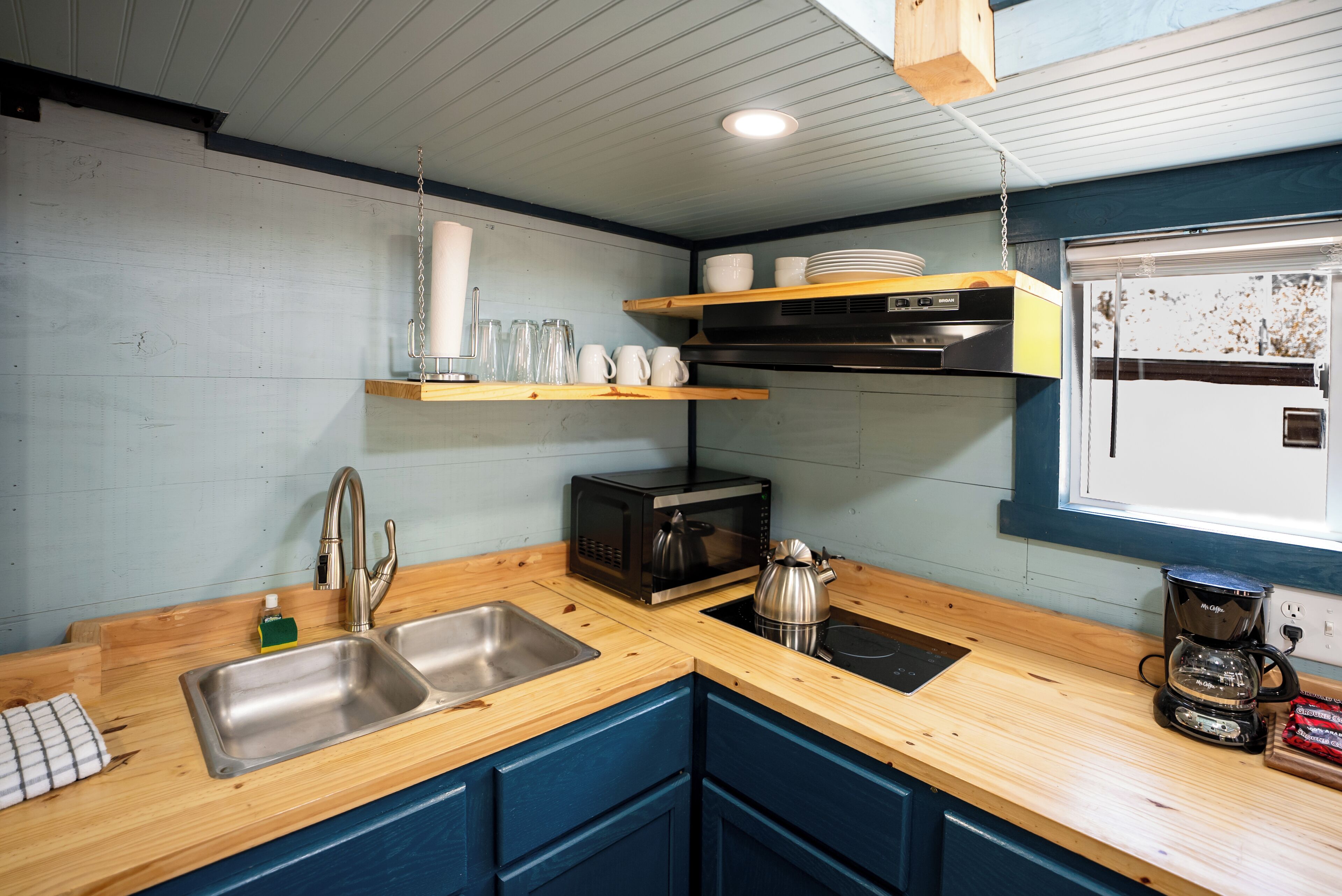 Refrigerador, microondas, parrilla de estufa y cafetera y tetera 