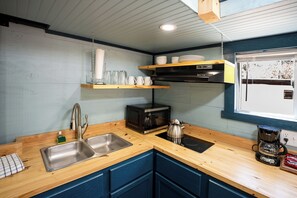 ثلاجة، ميكروويف، موقد طهي مسطح، ماكينة لصنع القهوة/الشاي