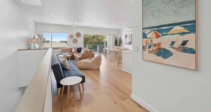 Sandy Toes - Walk to Beach, Pet Friendly, Stylish