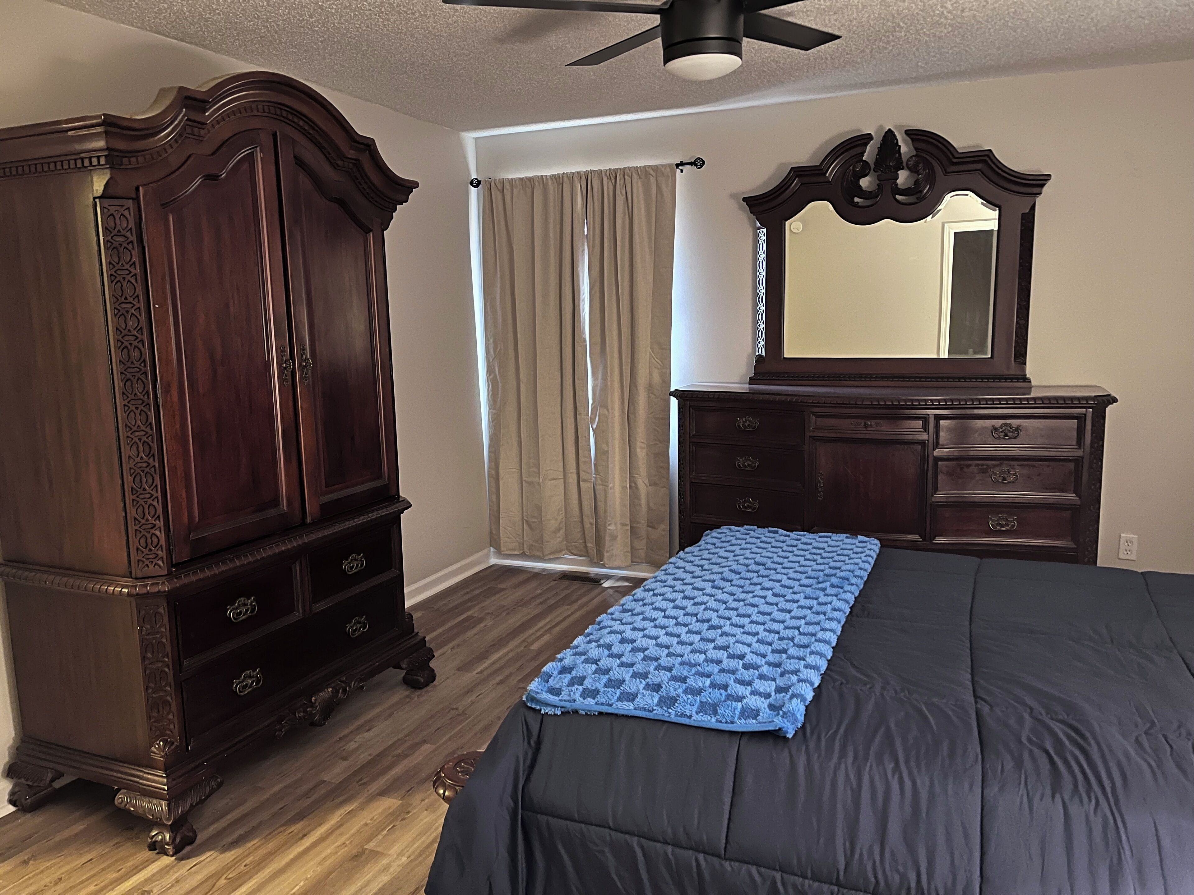 Tabla de planchar con plancha, internet y ropa de cama 