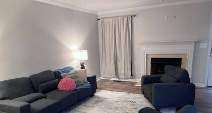 Large, Family Ready Home! Sleeps 10 Lots of Space! Near Downtown!