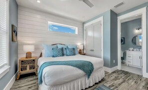 7 bedrooms, WiFi, bed sheets - Beautiful Home with Bay Views, Hot tub, Pool! (Bradenton Beach)