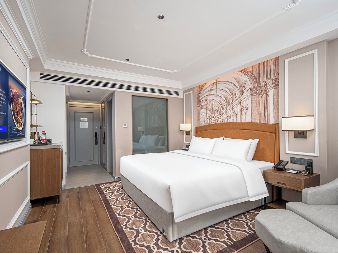 Deluxe Double Room | Minibar, bed sheets