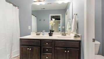 タオル、トイレットペーパー