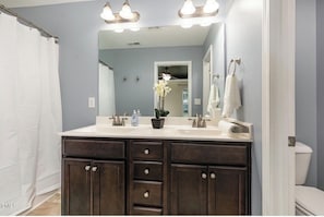 タオル、トイレットペーパー