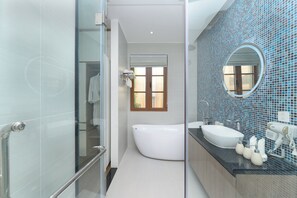 Bathroom shower - BayGi Phu Quoc Hotel (Phu Quoc)