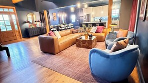 TV connectée, cheminée, livres, espaces bureaux