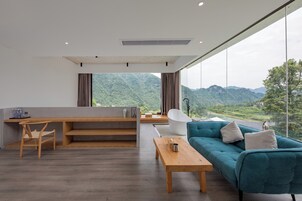 Premium bedding, minibar, free WiFi, bed sheets