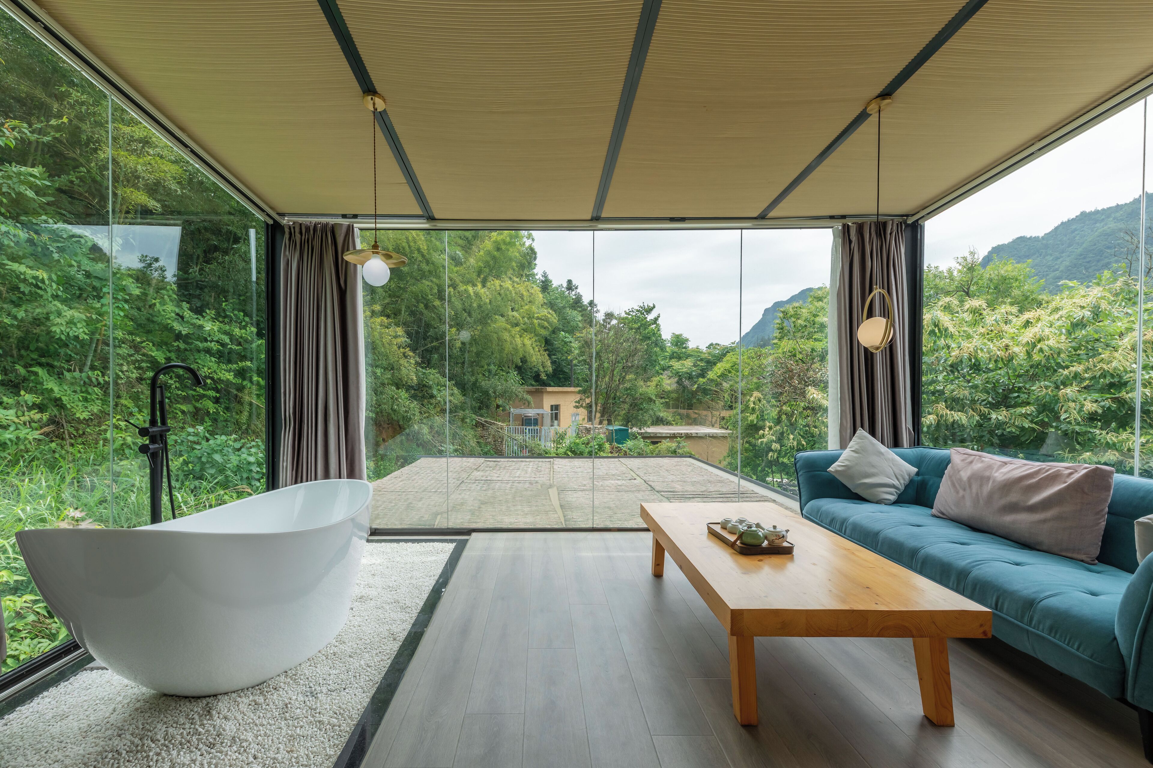 Secador de pelo, pantuflas, toallas