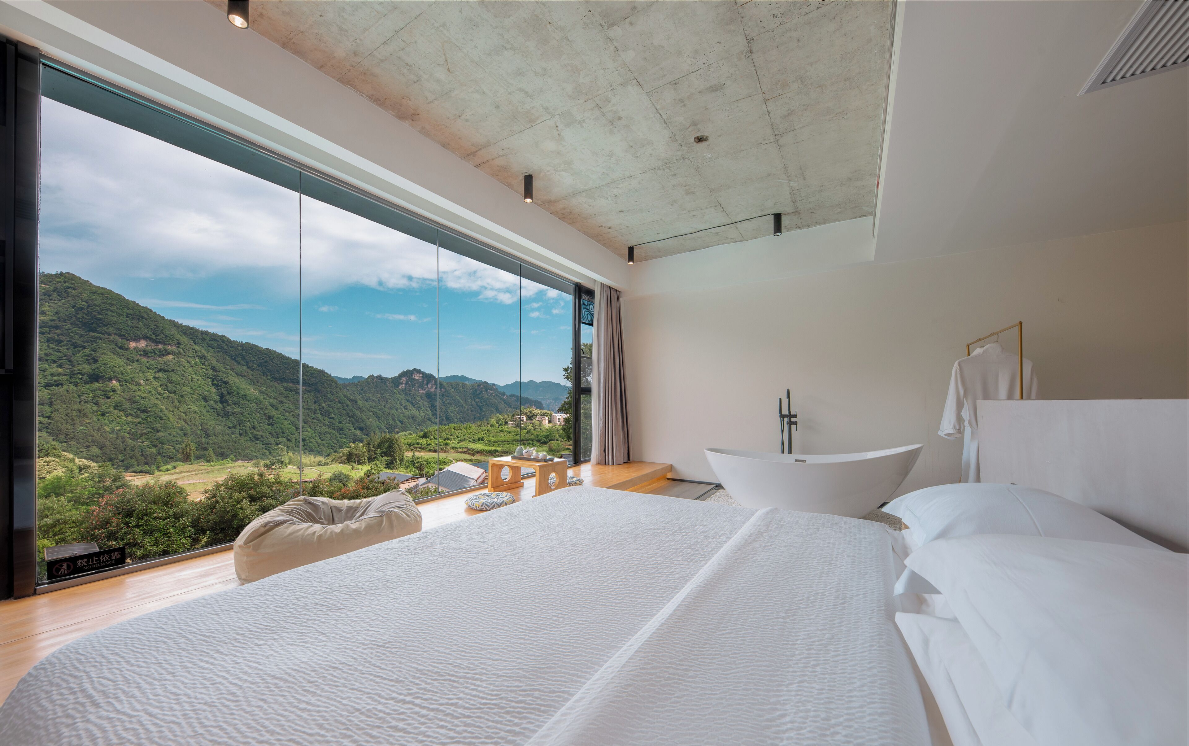 Roba de llit d'alta qualitat, minibar, wifi gratuïta i roba de llit 