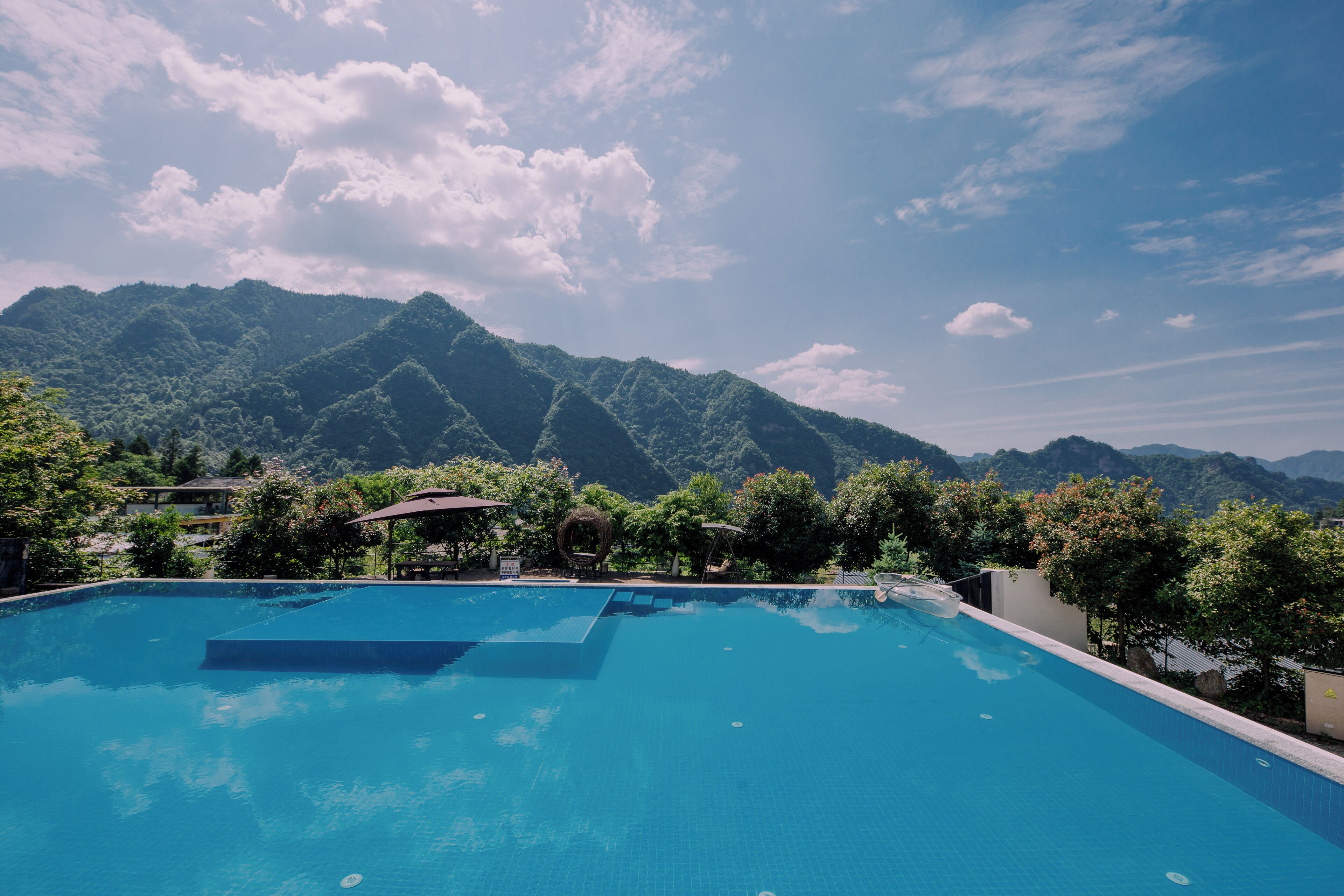 Kolam renang outdoor musiman