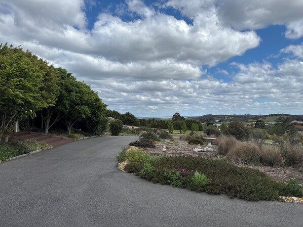 Property grounds - ALAAYA HOME (Wallan)