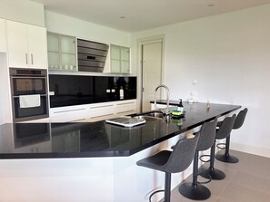 電子レンジ、オーブン、コンロ、食器洗い機