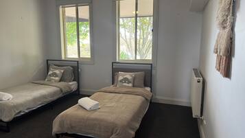 5 bedrooms, iron/ironing board, WiFi, bed sheets