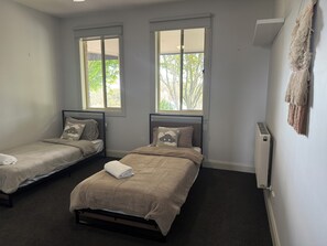 5 bedrooms, iron/ironing board, WiFi, bed sheets - ALAAYA HOME (Wallan)