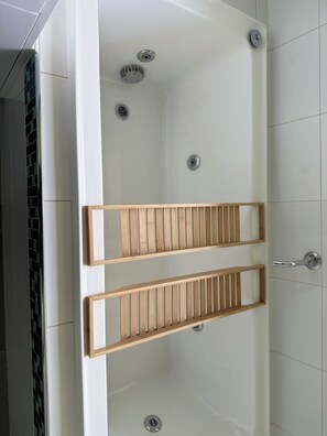 Douche, séchoir à cheveux, serviettes fournies, savon