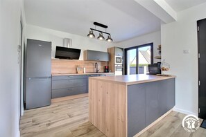 Fridge, microwave, oven, stovetop - La villa Oléa - PLUVIGNER (PLUVIGNER)