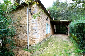 House | Exterior - Blanquefort Woodland Hill Retreat (Blanquefort-sur-Briolance)