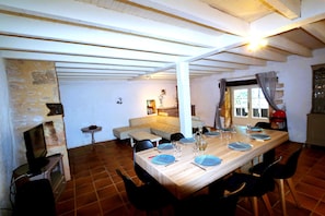 House | Dining - Blanquefort Woodland Hill Retreat (Blanquefort-sur-Briolance)