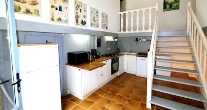 Blanquefort Woodland Hill Retreat