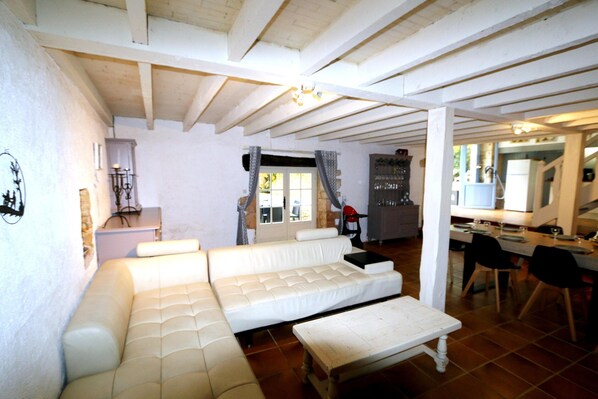 House | Living room - Blanquefort Woodland Hill Retreat (Blanquefort-sur-Briolance)