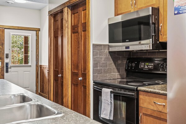 Een koelkast, een microgolfoven, een oven, een kookplaat