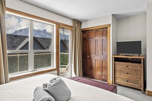 2 bedrooms, desk, iron/ironing board, free WiFi - FML207: 2BR Condo with Private Balcony and 360 Degree Views (Canmore)