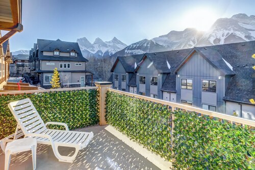 FML207: 2BR Condo with Private Balcony and 360 Degree Views