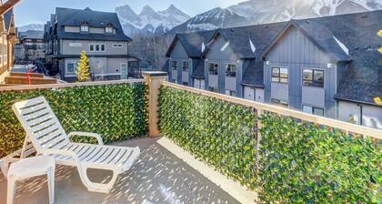 FML207: 2BR Condo with Private Balcony and 360 Degree Views