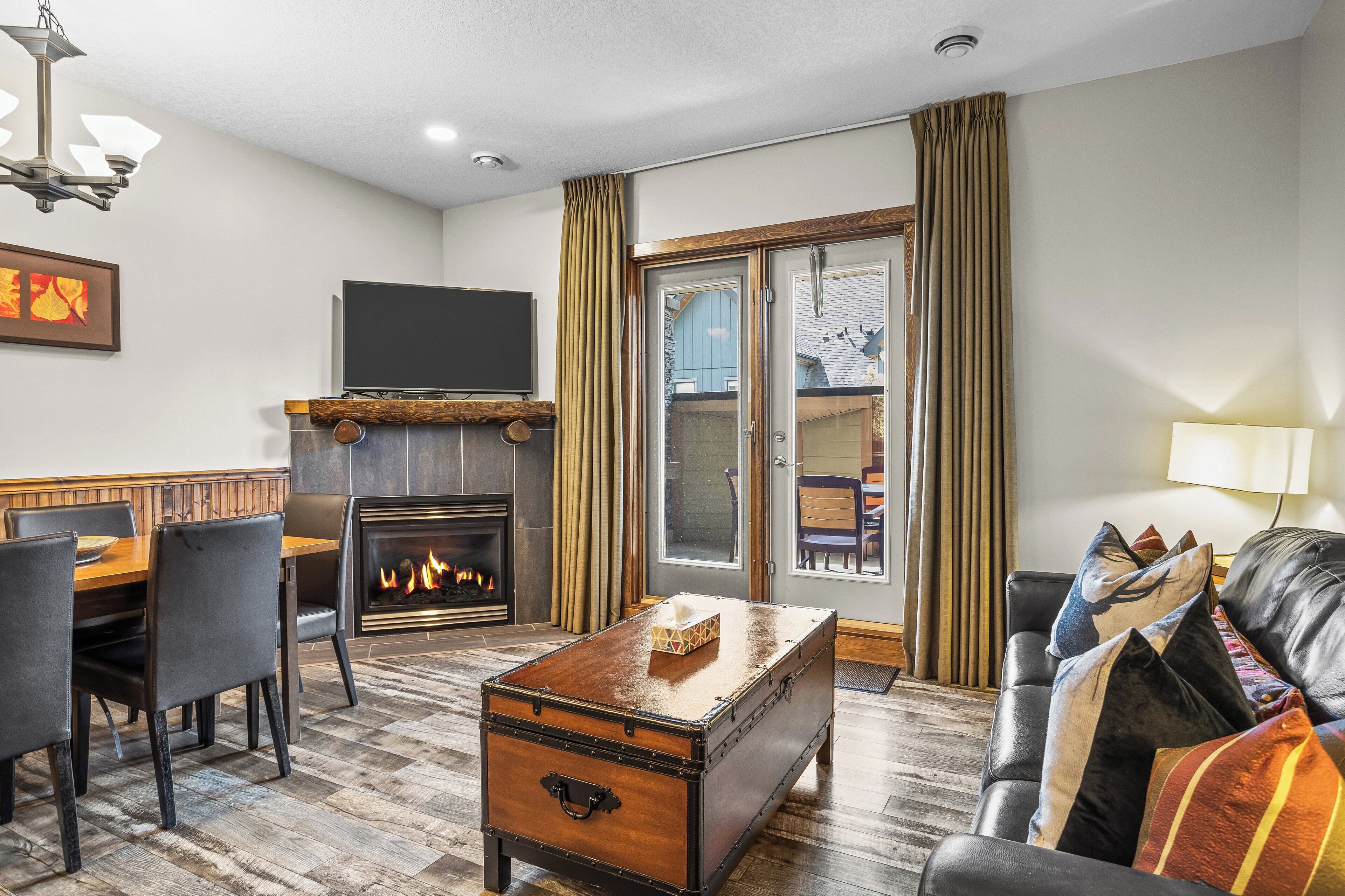 Smart TV, chimenea y libros 